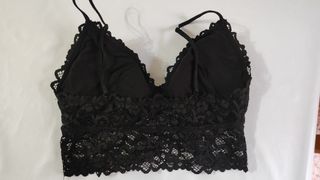 Top lencero escotado o sujetador negro de Oysho