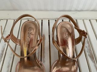 Sandalia fiesta en dorado. Marca Zapshop