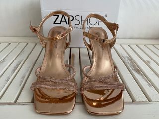 Sandalia fiesta en dorado. Marca Zapshop
