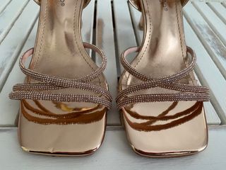 Sandalia fiesta en dorado. Marca Zapshop