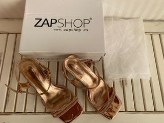 Sandalia fiesta en dorado. Marca Zapshop