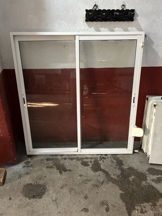 Ventana aluminio blanca.
