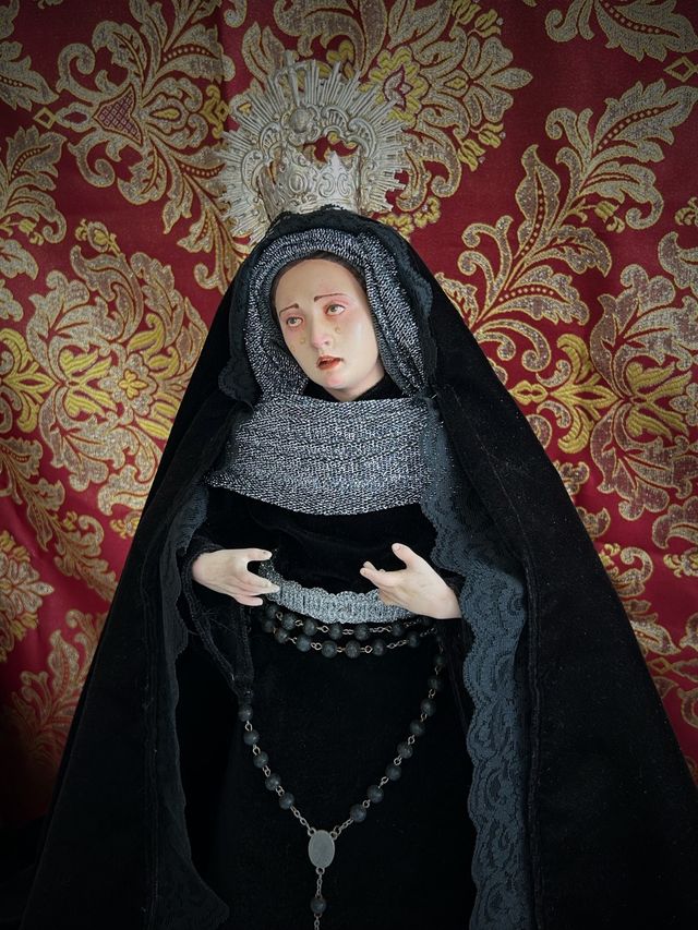 Se vende virgen dolorosa de vestir.