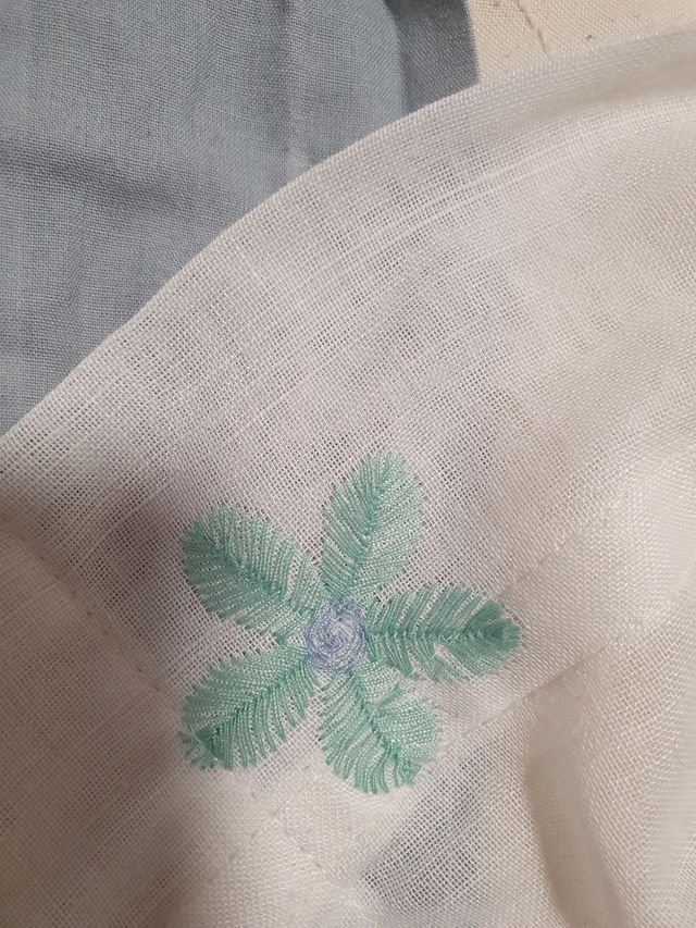 Tela de estore blanca bordada