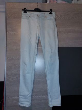 Pantalón pitillo Levis talla 36