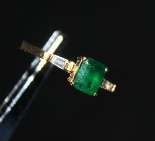 Oro 18k con esmeralda y diamantes baguette.