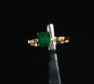 Oro 18k con esmeralda y diamantes baguette.