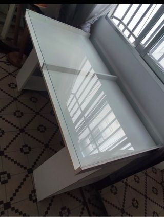 mesa escritorio Ikea cristal blanco.