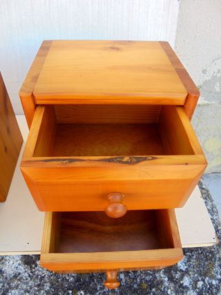 2 MESILLAS DE PINO MACIZO