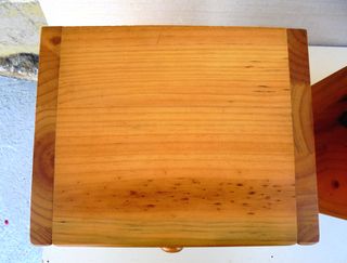 2 MESILLAS DE PINO MACIZO