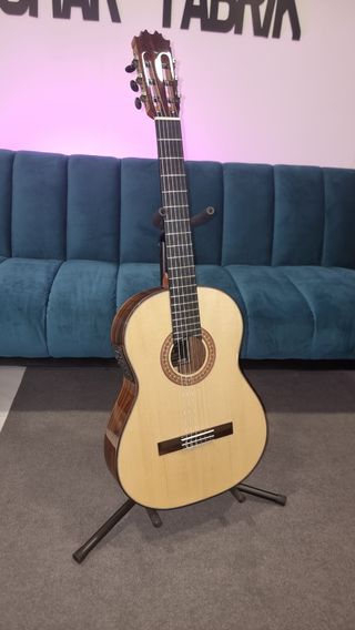 Guitarra Antonio de toledo ATF17 amplificada