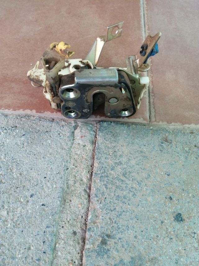 Cerradura porton Nissan terrano II