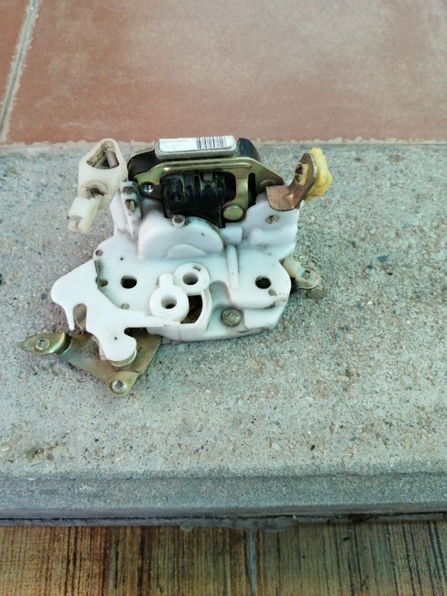 Cerradura derecha delantera terrano