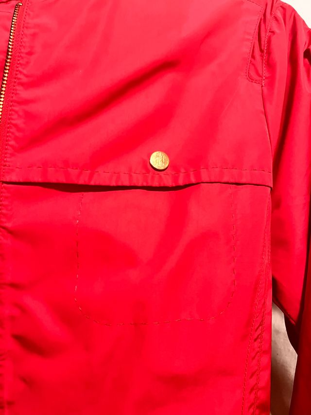 Cazadora roja impermeable CH