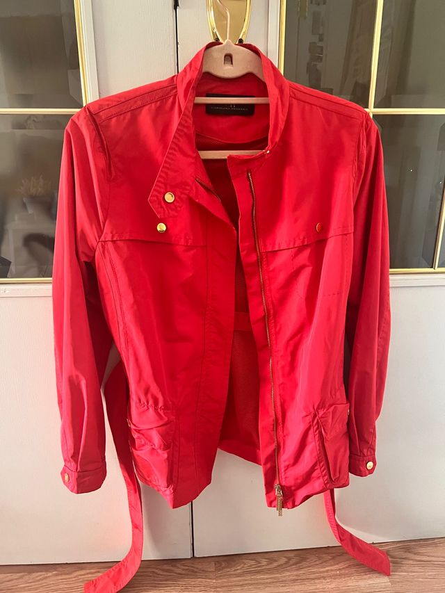Cazadora roja impermeable CH