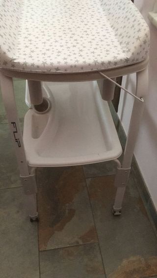 Cambiador con bañera plegable
