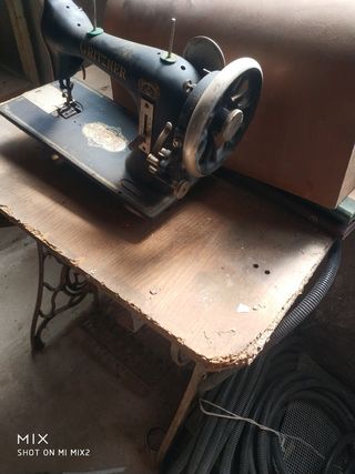 Máquina de coser antigua para restaurar