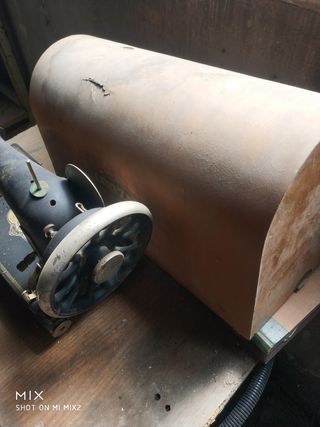 Máquina de coser antigua para restaurar
