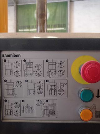 Prensa para cartón BRAMIDAN B3 con muy poco uso
