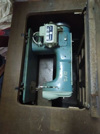 Máquina de coser alfa con mueble