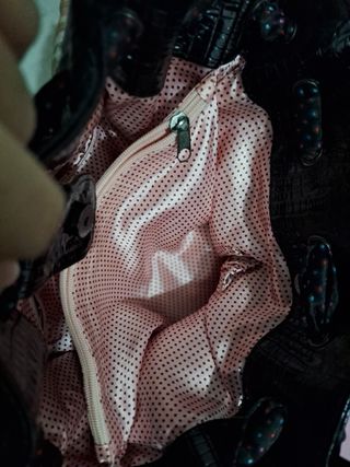 Bolso de hombro negro con rosa