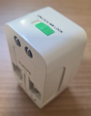 Adaptador enchufe universal
