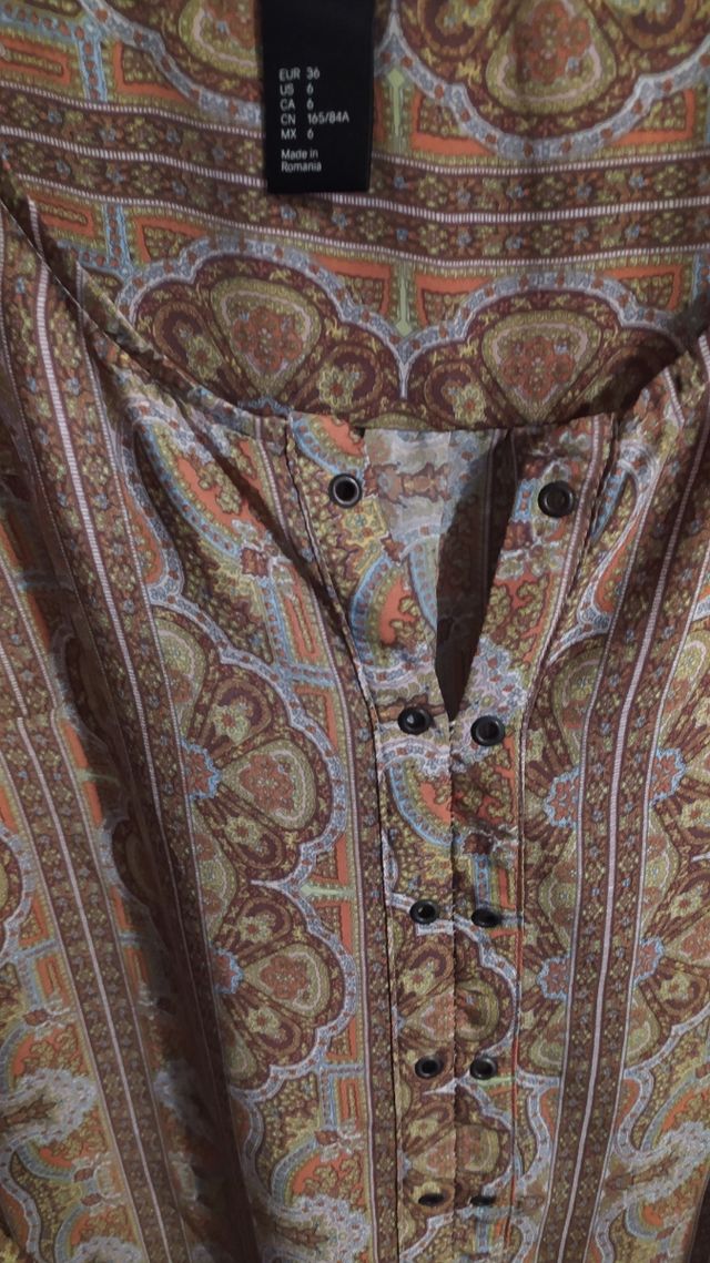 Blusón satinado mostaza y marrón. H&M