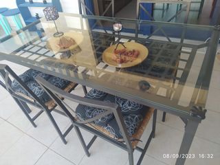 Mesa de comedor 4 sillas en metal cristal mimbre