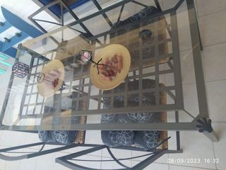 Mesa de comedor 4 sillas en metal cristal mimbre