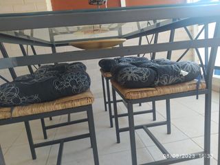 Mesa de comedor 4 sillas en metal cristal mimbre