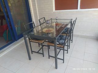 Mesa de comedor 4 sillas en metal cristal mimbre