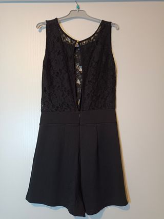 Mono corto con encaje y espalda descubierta