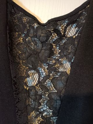 Mono corto con encaje y espalda descubierta