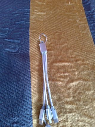 Cable de carga con triple conectador