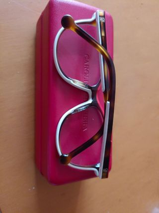 Montura y estuche  de Gafas Carolina Herrera.