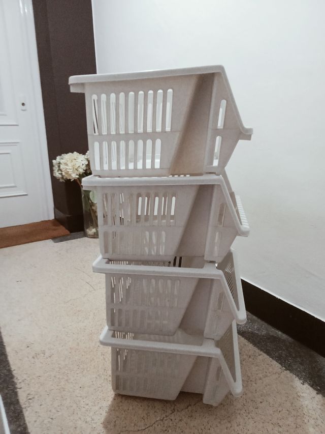 4 Gavetas o cestas apilables.