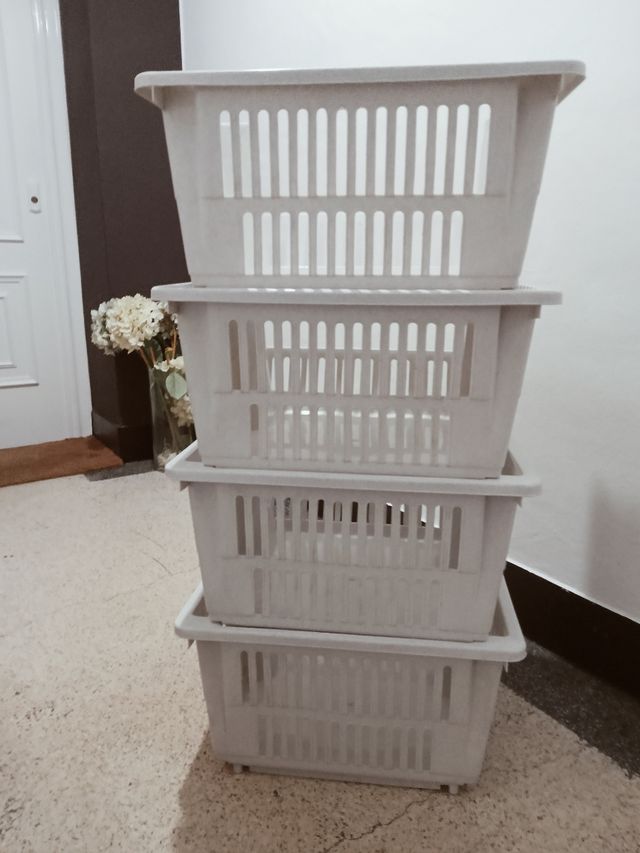 4 Gavetas o cestas apilables.