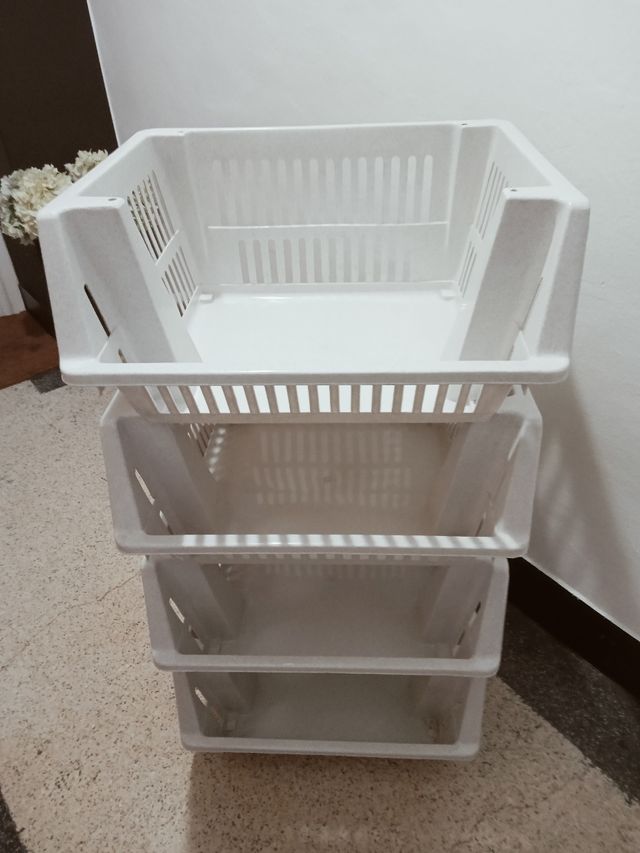 4 Gavetas o cestas apilables.