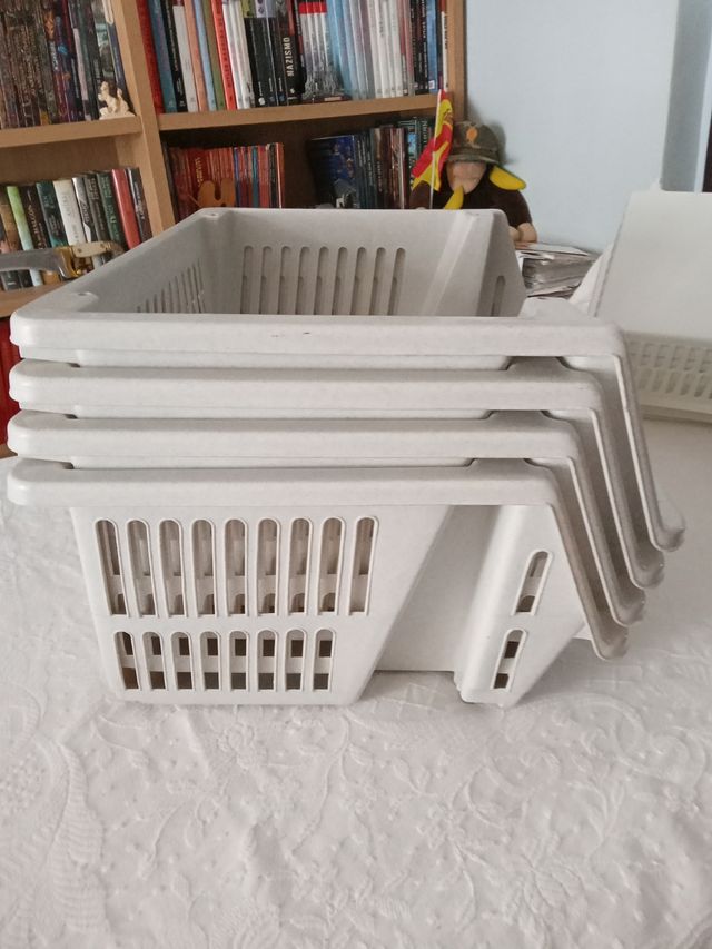 4 Gavetas o cestas apilables.