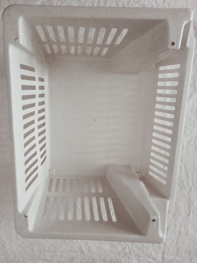 4 Gavetas o cestas apilables.