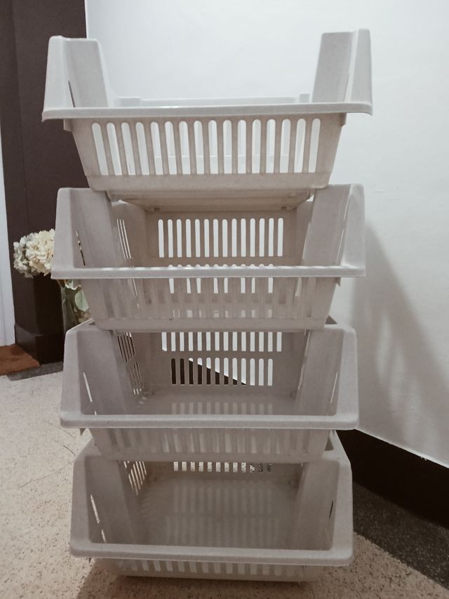 4 Gavetas o cestas apilables.