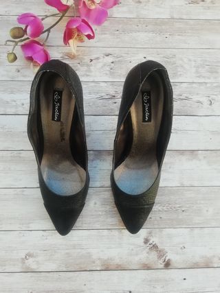 Zapatos de salón, tacón alto. Talla 37.