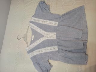 Camisa escote V rayas y puntilla