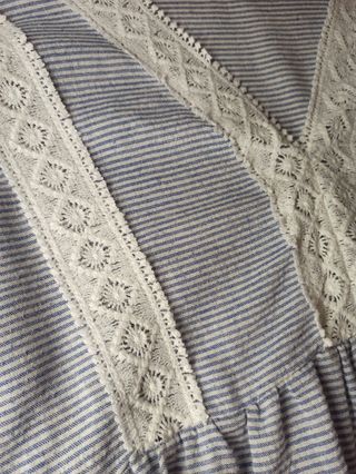 Camisa escote V rayas y puntilla