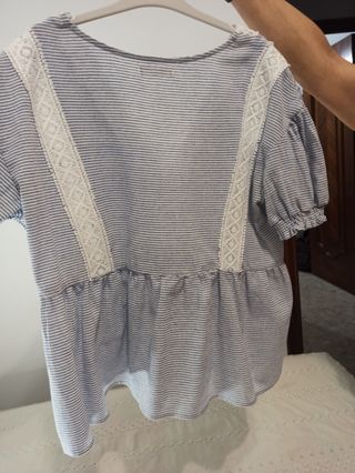 Camisa escote V rayas y puntilla