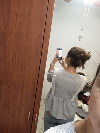 Camisa escote V rayas y puntilla