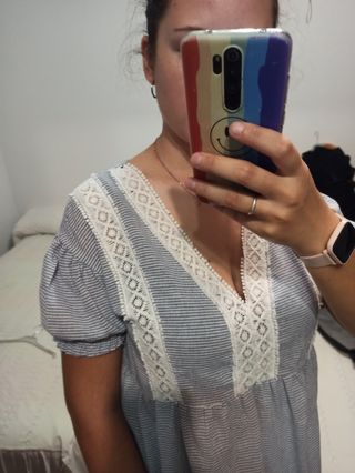 Camisa escote V rayas y puntilla