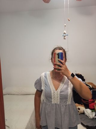 Camisa escote V rayas y puntilla