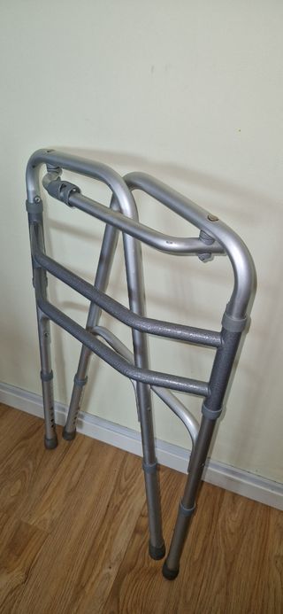 Andador plegable para personas mayores