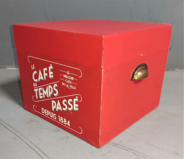 Caja roja decorativa y de almacenaje